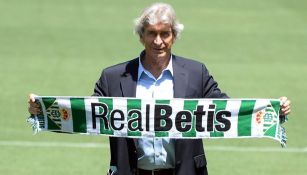 Manuel Pellegrini posa con la bufanda del Betis 