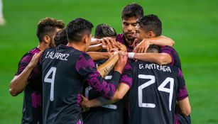 Jugadores de Selección Mexicana festejan un gol