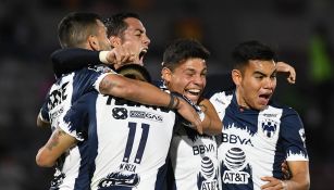 Jugadores de Rayados festejan un gol