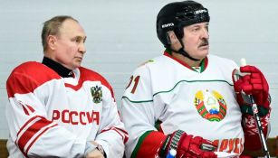 Vladimir Putin y Alexander Lukashenko durante juego de hockey