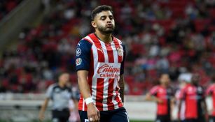 Alexis Vega en un partido con Chivas