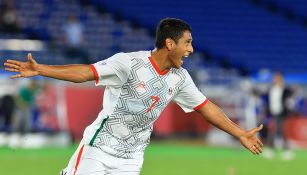 Luis Romo festeja un gol con el Tri en Tokio 2020