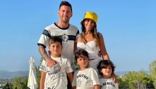 Messi junto con su esposa e hijos