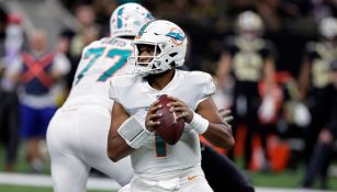 Tua Tagovailoa durante un partido con los Dolphins