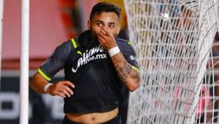 Vega festejando su gol contra Necaxa