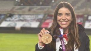 Alejandra Orozco posa con medalla