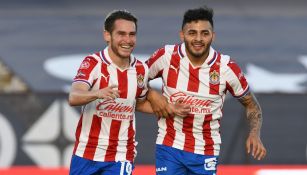 Vega y Angulo celebrando un gol con Chivas