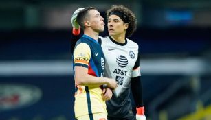 Guillermo Ochoa y Federico Viñas en un partido del América