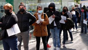 Mexicanos hacen fila para realizarse la prueba Covid-19