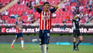 Uriel Antuna durante un partido con Chivas