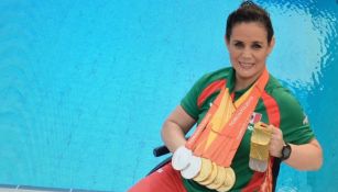 Nely Miranda posa con sus medallas