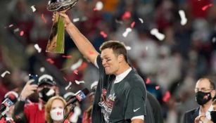 Tom Brady levantando el trofeo Vince Lombardi