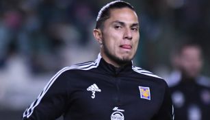 Carlos Salcedo en calentamiento con Tigres