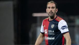 Diego Godín jugando partido en la Serie A con el Cagliari