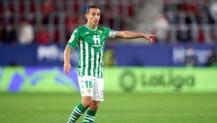 Andrés Guardado jugando partido con Real Betis en LaLiga