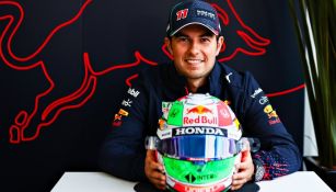 Checo Pérez posa con Red Bull