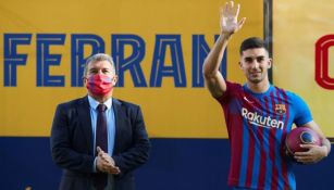 Joan Laporta junto a Ferran Torres 