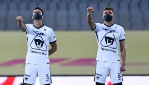 Dinenno y Freire en un partido de Pumas