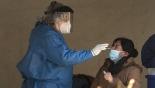 Persona realizándose una prueba de coronavirus