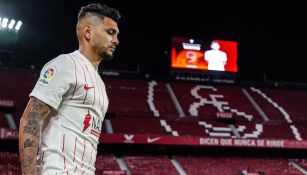 Tecatito Corona tras firmar su contrato con el Sevilla 