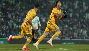 Carlos Salcedo celebra con Tigres