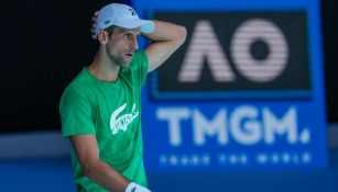 Novak Djokovic entrenando tenis en Australia