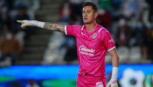 Raúl Gudiño jugando partido con Chivas vs Pachuca en la Liga MX