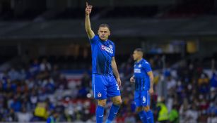 Pablo Aguilar en partido con Cruz Azul