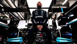 Lewis Hamilton en sesión fotográfica con su monoplaza de Mercedes