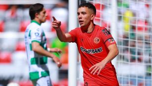 Leo Fernández festejando gol con el Toluca en la Liga MX