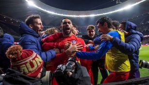 Jugadores del Atlético festejan remontada ante Valencia