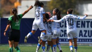 Jugadoras de Querétaro festejando un gol vs Cruz Azul