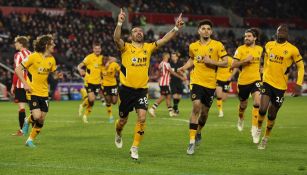 Joao Moutinho festejando con sus compañeros el gol con los Wolves