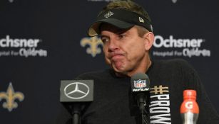 Sean Payton en conferencia con los medios