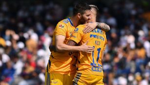 Jugadores de Tigres festejan un gol