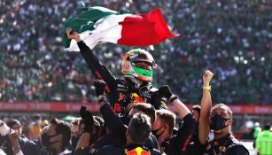 Checo Pérez festejando podio en el GP de México