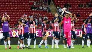 Jugadores de Chivas saludan a su afición tras un partido