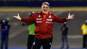 Gerardo 'Tata' Martino dirigiendo a la Selección Mexicana