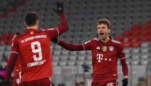 Thomas Müller celebrando una anotación con Lewandowski