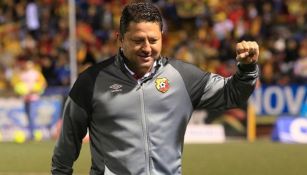 Jafet Soto dirigiendo al equipo de Herediano en Costa Rica