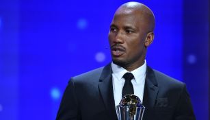 Didier Drogba recibiendo galardón en los President's Award