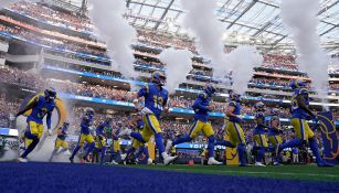 Los Rams ingresan al campo del SoFi Stadium