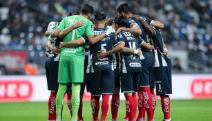 Jugadores de Rayados en un partido