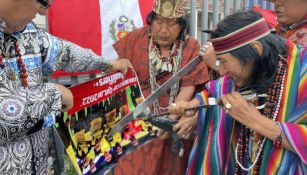 Chamanes peruanos a las afueras del Estadio Nacional de Lima