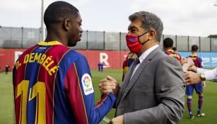 Dembélé y Laporta durante un sesión de fotos con el Barcelona 