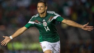 Chicharito festejando gol con la Selección Mexicana en 2014