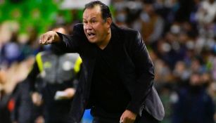 Juan Reynoso dirigiendo a Cruz Azul en partido ante León