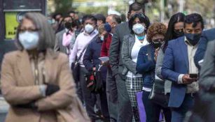 Personas en fila para vacuna antiCovid 