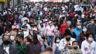 Multitud de gente caminando en calles de la Ciudad de México