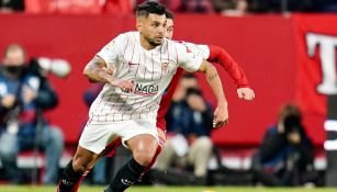 Tecatito Corona durante un duelo con el Sevilla 